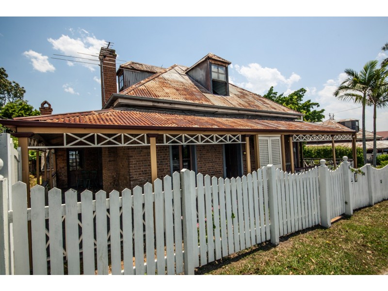 6 BURNETT STREET, West Ipswich QLD 4305