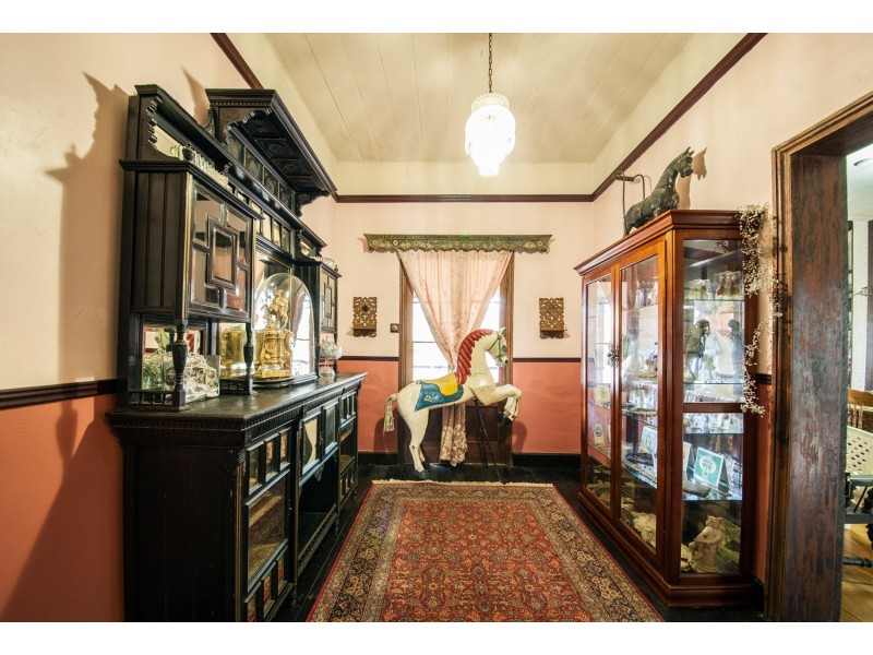 6 BURNETT STREET, West Ipswich QLD 4305