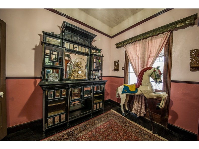 6 BURNETT STREET, West Ipswich QLD 4305