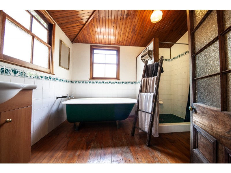 6 BURNETT STREET, West Ipswich QLD 4305