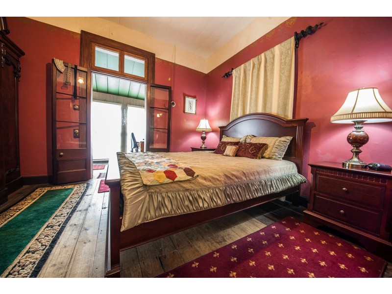 6 BURNETT STREET, West Ipswich QLD 4305