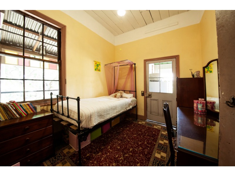 6 BURNETT STREET, West Ipswich QLD 4305