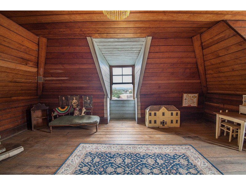 6 BURNETT STREET, West Ipswich QLD 4305