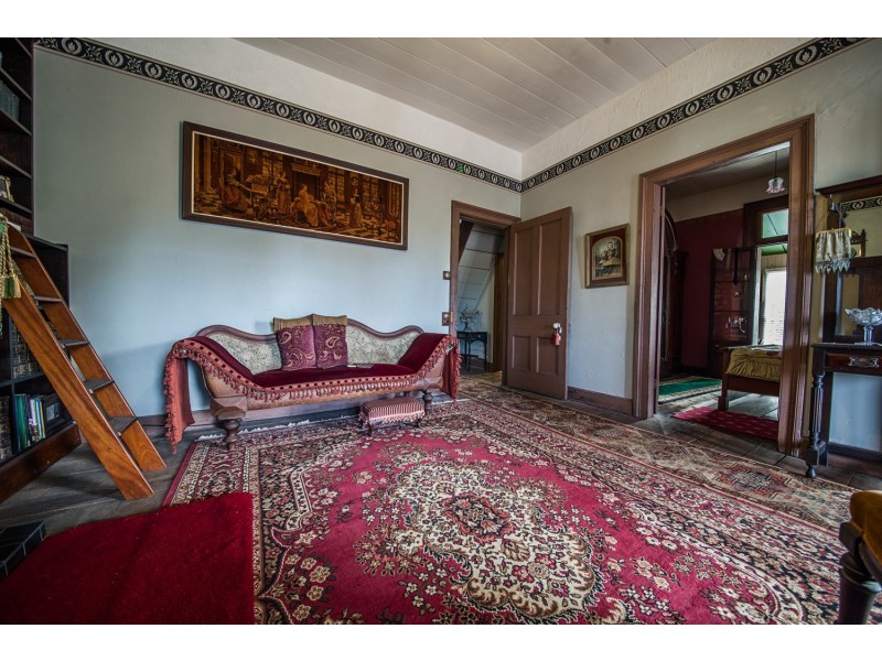 6 BURNETT STREET, West Ipswich QLD 4305