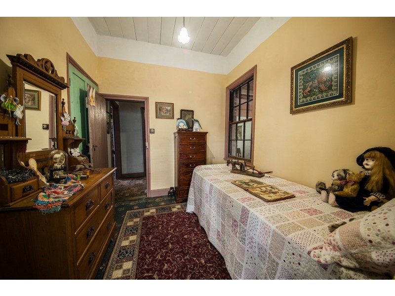 6 BURNETT STREET, West Ipswich QLD 4305