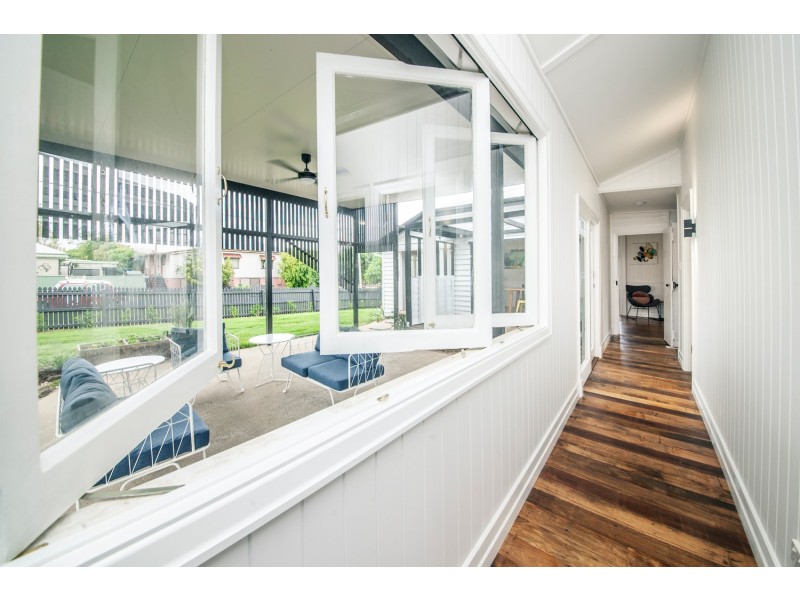 6 EASTON STREET, Newtown QLD 4305