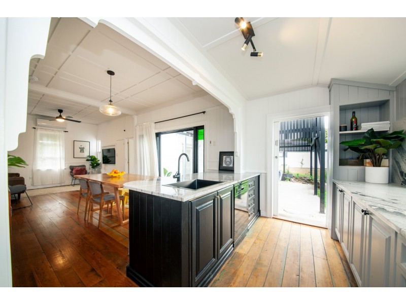 6 EASTON STREET, Newtown QLD 4305