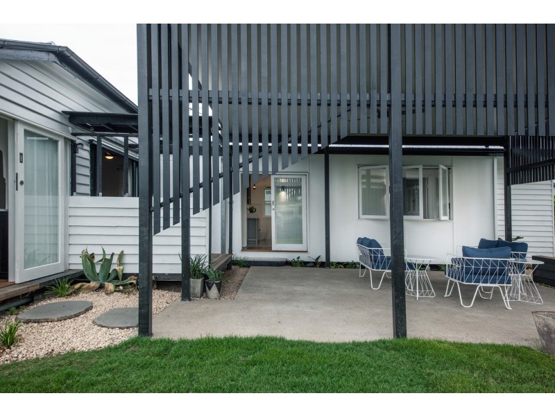 6 EASTON STREET, Newtown QLD 4305