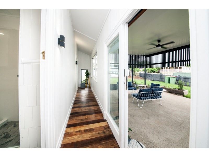 6 EASTON STREET, Newtown QLD 4305