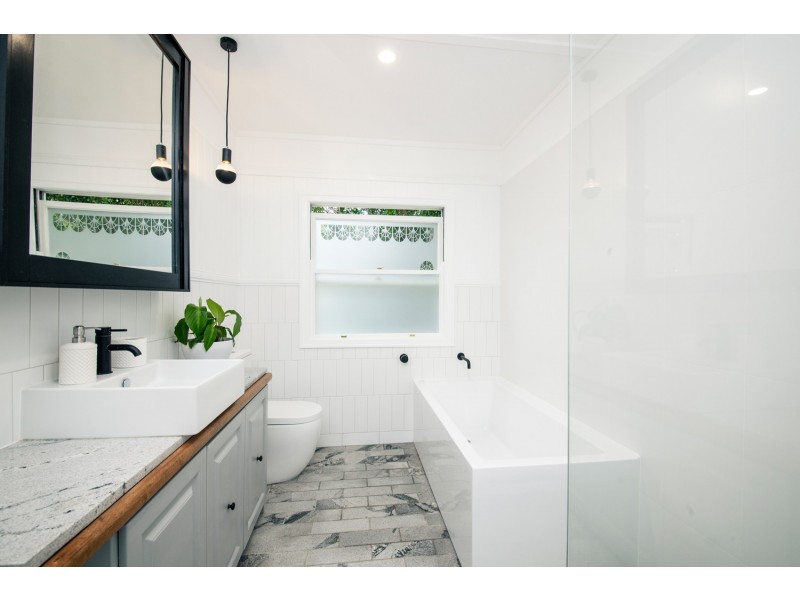 6 EASTON STREET, Newtown QLD 4305