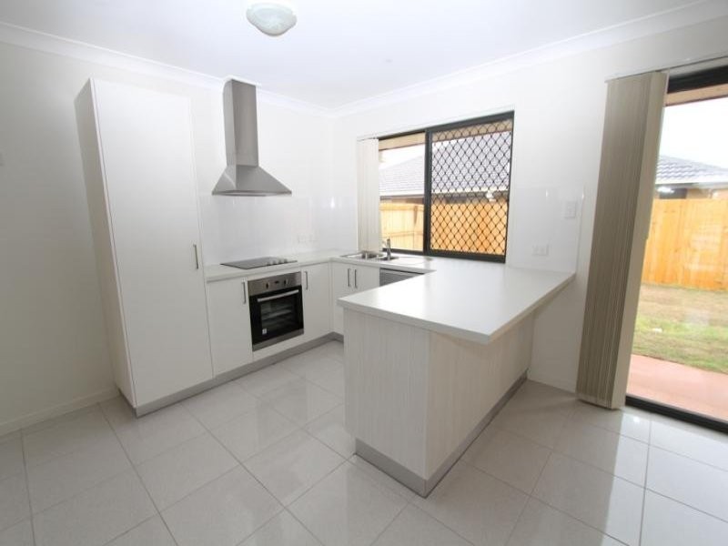 1/1 Darter Close, Lowood QLD 4311