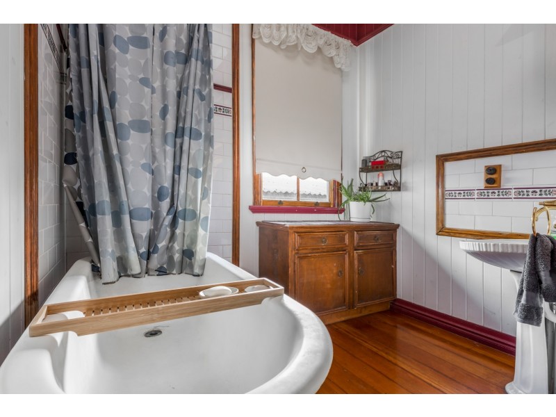 111 Glebe Road, Silkstone QLD 4304