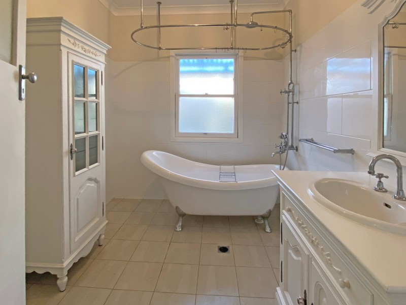 160 WHITEHILL ROAD, Raceview QLD 4305