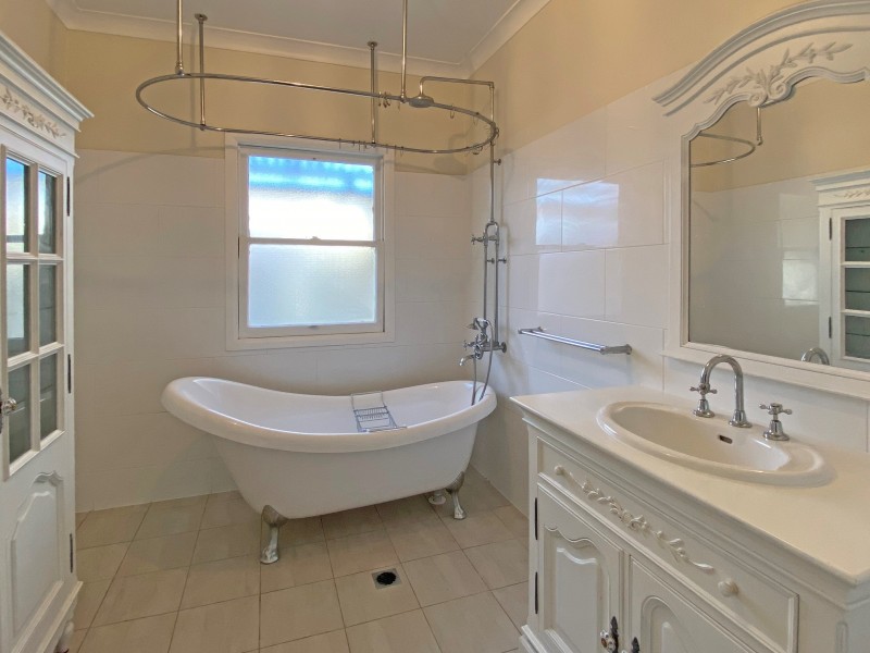 160 WHITEHILL ROAD, Raceview QLD 4305