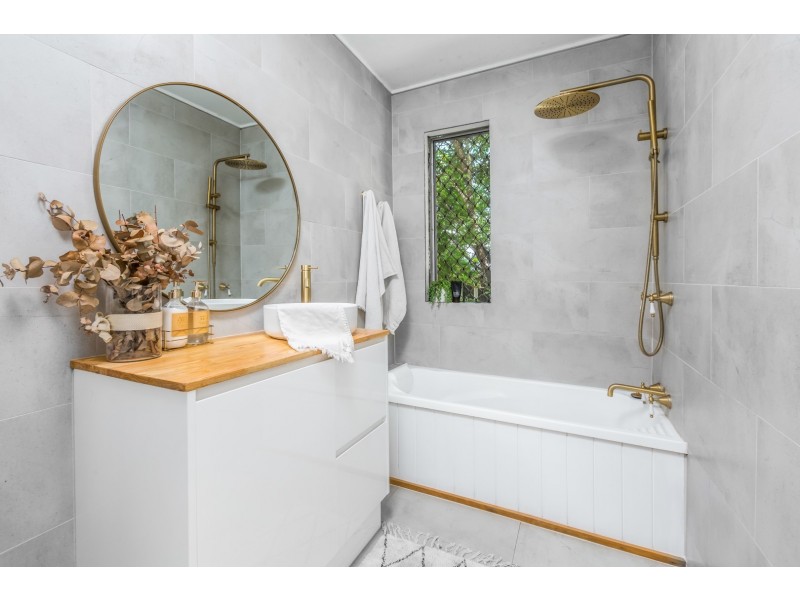 1 LAW STREET, Bundamba QLD 4304