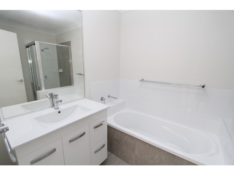 2/2 Osprey Court, Lowood QLD 4311