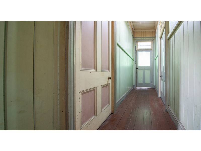 14 Blackstone Road, Newtown QLD 4305