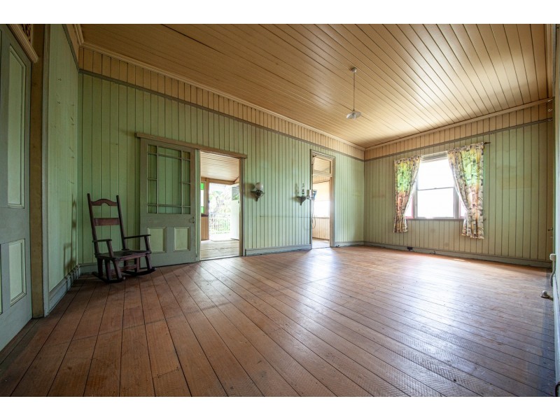 14 Blackstone Road, Newtown QLD 4305