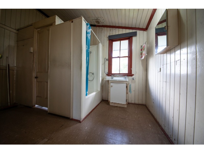 14 Blackstone Road, Newtown QLD 4305