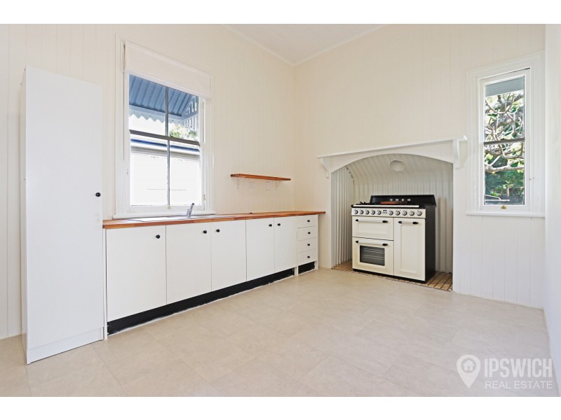 25 THOMPSON STREET, Silkstone QLD 4304