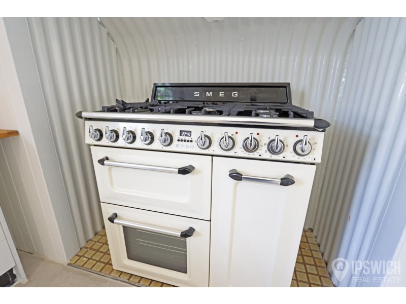 25 THOMPSON STREET, Silkstone QLD 4304