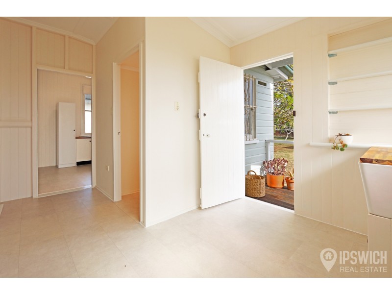 25 THOMPSON STREET, Silkstone QLD 4304