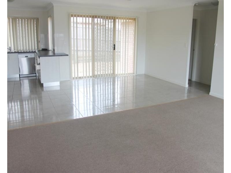 2/8 Tawney Street, Lowood QLD 4311
