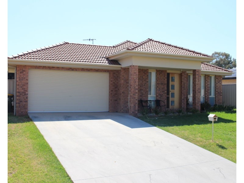 30 Golf Club Drive, Leeton NSW 2705