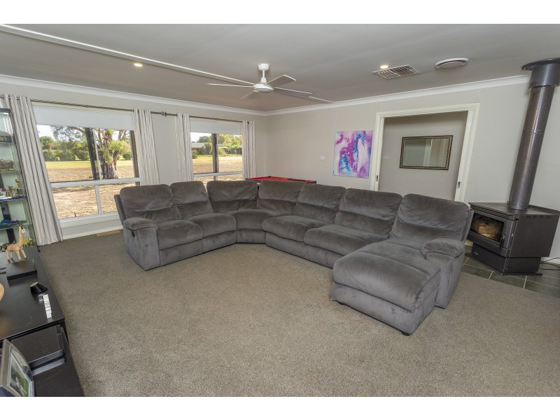 93 Almond Road, Leeton NSW 2705