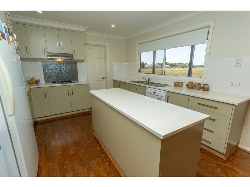 93 Almond Road, Leeton NSW 2705