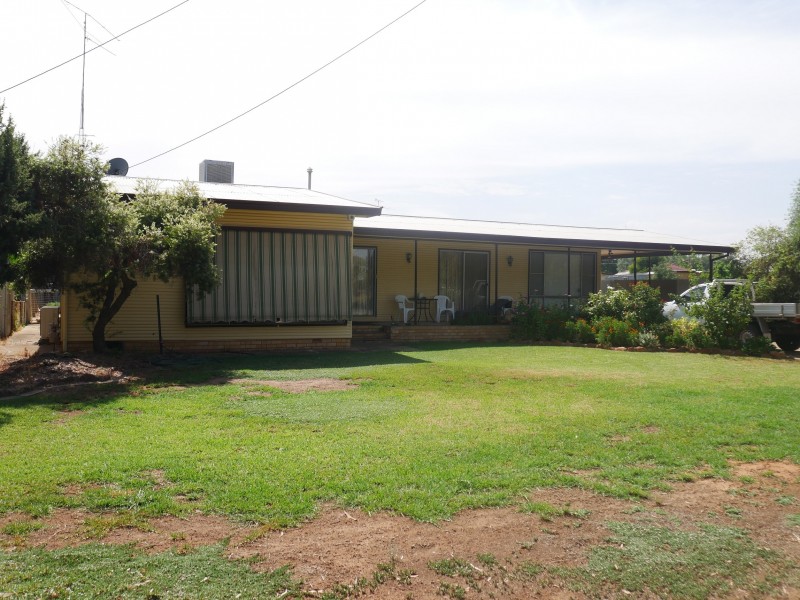 10 Canal St, Leeton NSW 2705