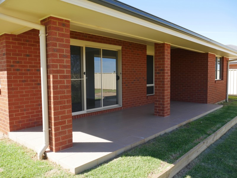 2 Lake Paddock Drive, Leeton NSW 2705