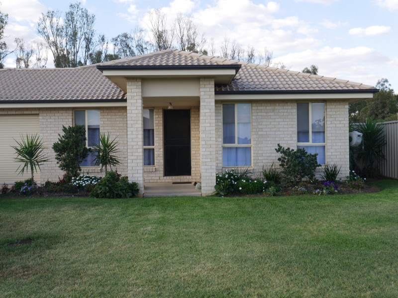 25 Golf Club Drive, Leeton NSW 2705