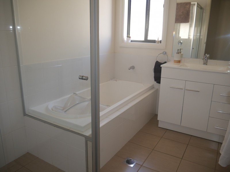 27 Lake Paddock Drive, Leeton NSW 2705