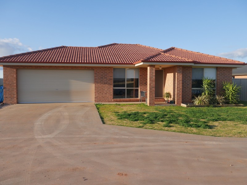 11 Golf Club Drive, Leeton NSW 2705