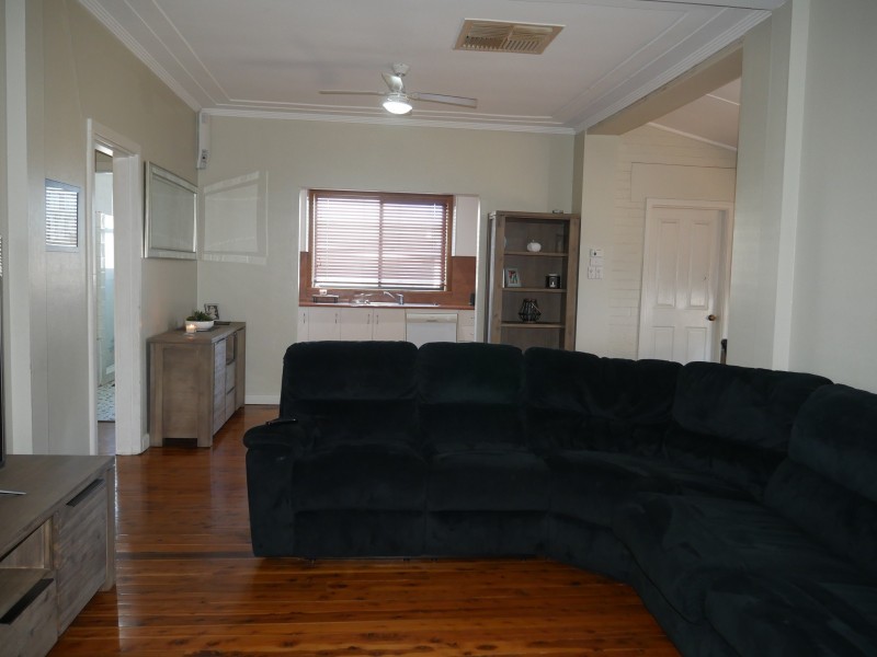 8 Beech Street East, Leeton NSW 2705