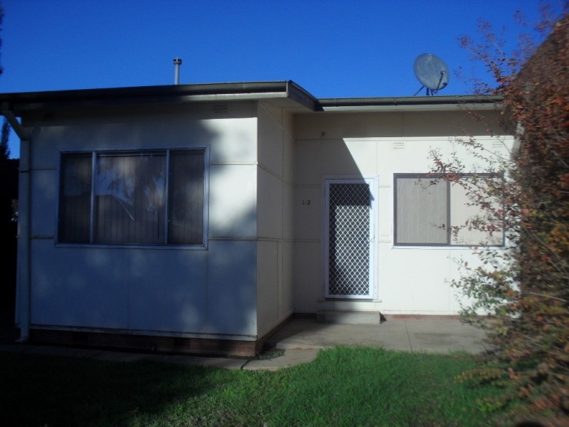 1/2 Loquat Avenue, Leeton NSW 2705