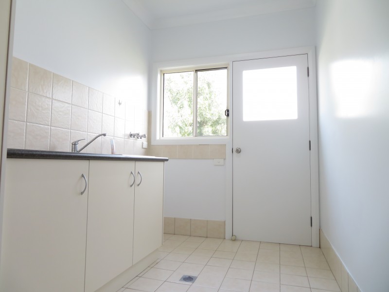 6 Teak Street, Leeton NSW 2705