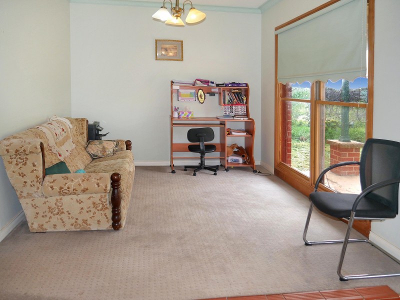 128 Toorak Road, Leeton NSW 2705