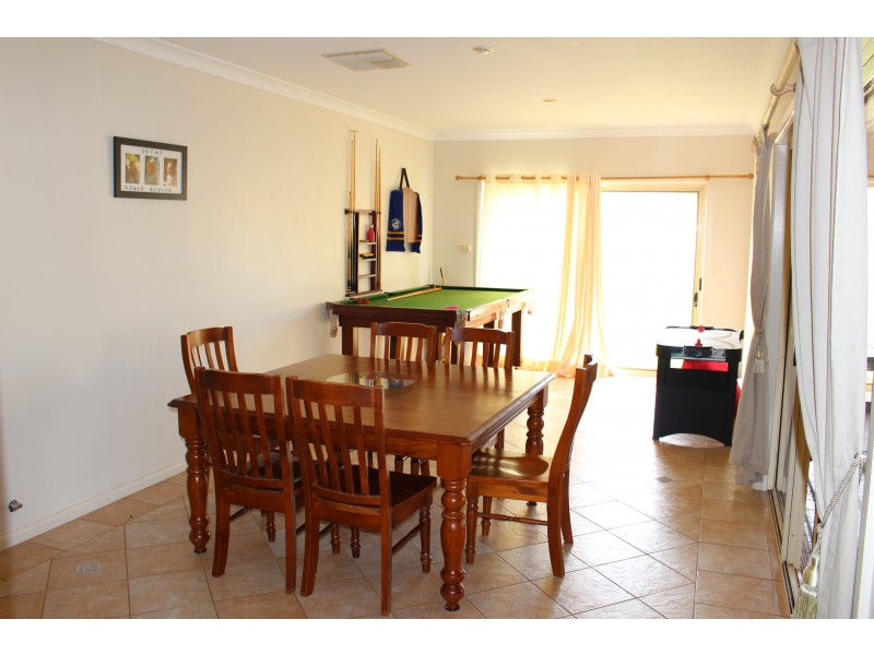 24 Jacaranda Ave, Leeton NSW 2705