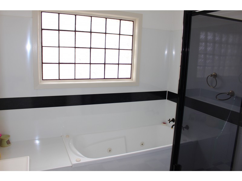 24 Jacaranda Ave, Leeton NSW 2705