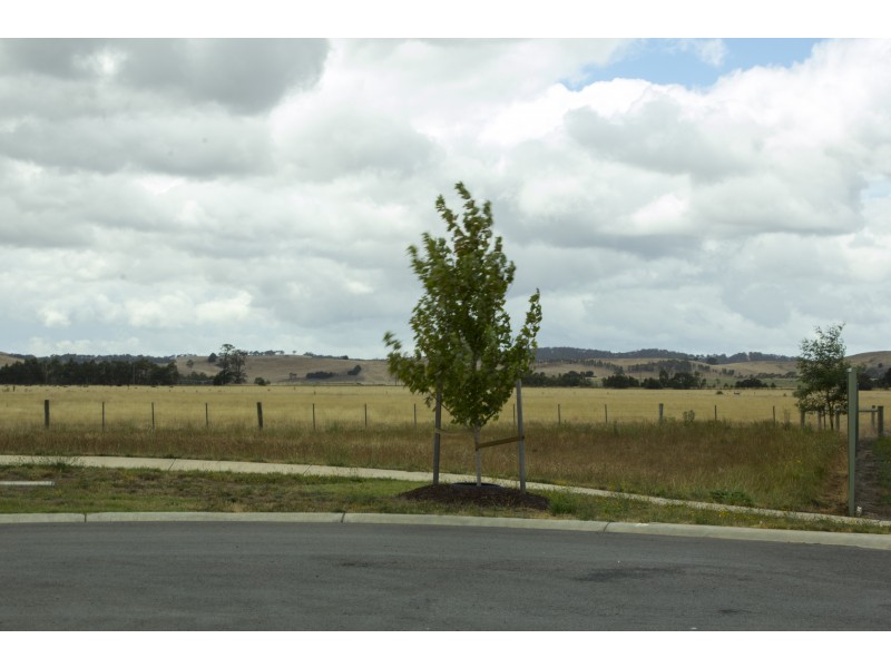 14 Lauder place, Romsey VIC 3434