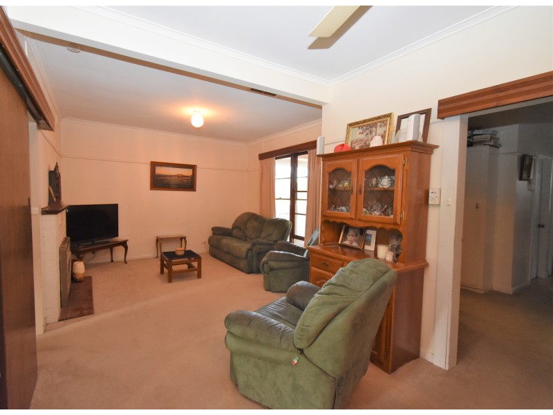 24 BATCHELOR CRESCENT, Wangaratta VIC 3677