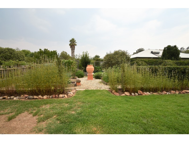 35 JONES STREET, Oxley VIC 3678