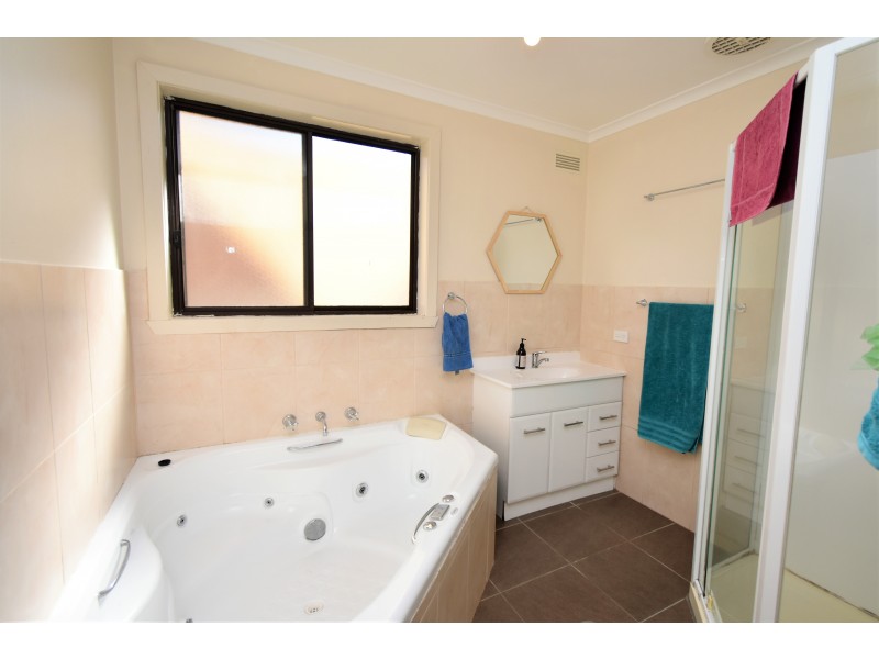 33 NICKLESS STREET, Chiltern VIC 3683