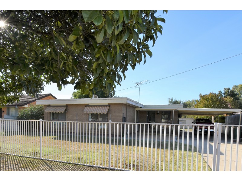 33 NICKLESS STREET, Chiltern VIC 3683