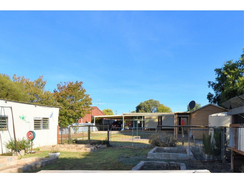 33 NICKLESS STREET, Chiltern VIC 3683