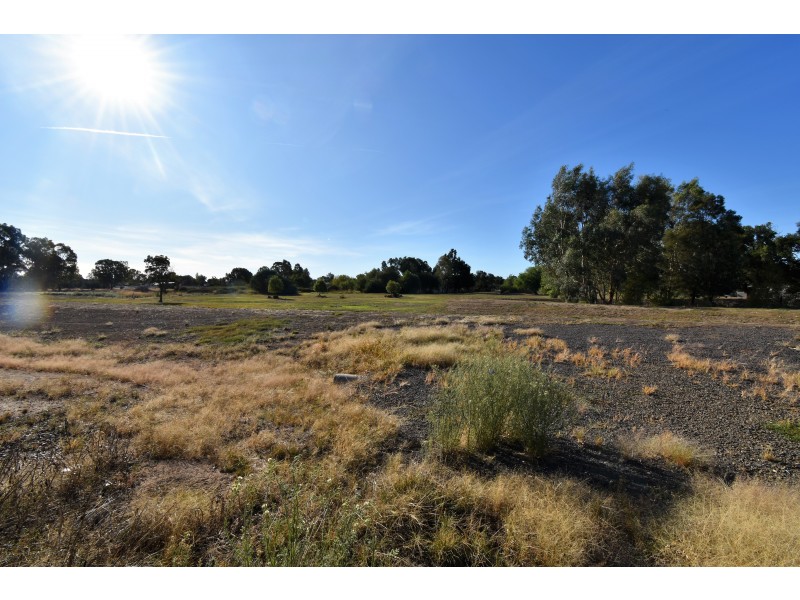 33 NICKLESS STREET, Chiltern VIC 3683