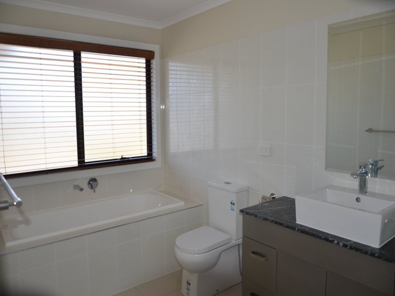 2/125 Princes Highway, Werribee VIC 3030