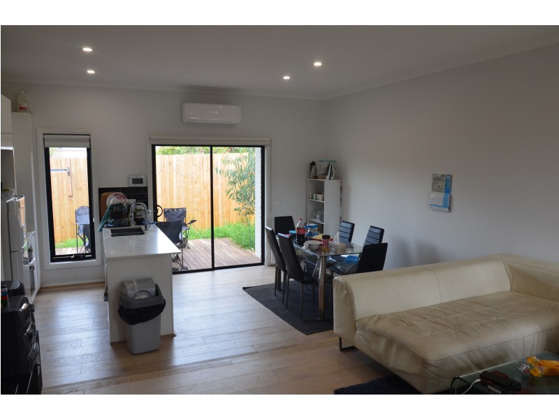 2/18 Matthews Street, Sunshine VIC 3020